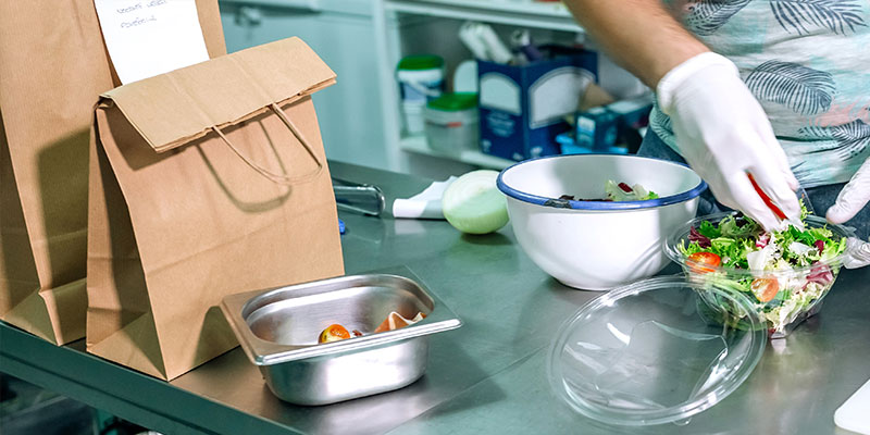 fotografía de bolsa de alimentación de papel en restaurante